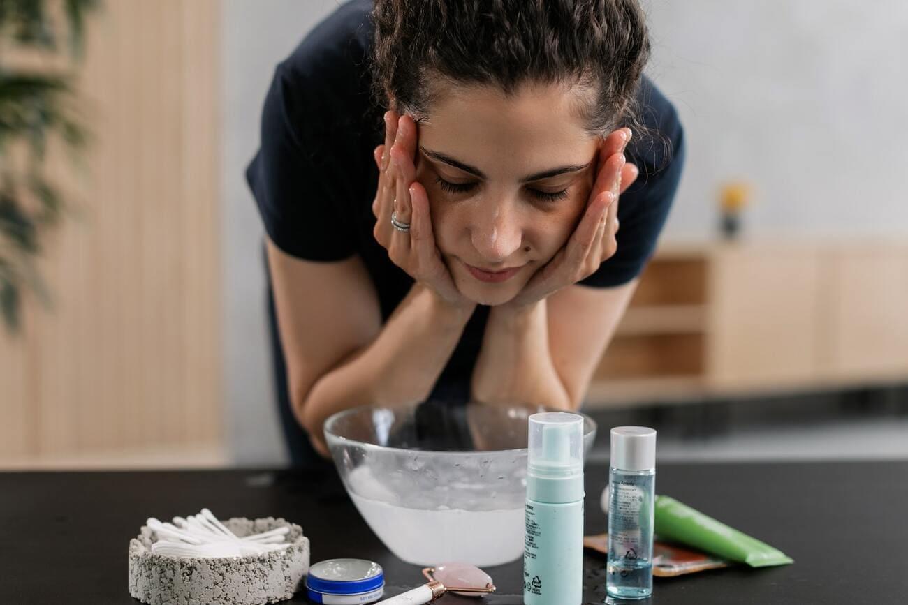  Is it true that you need to wash your face with mineral water?
