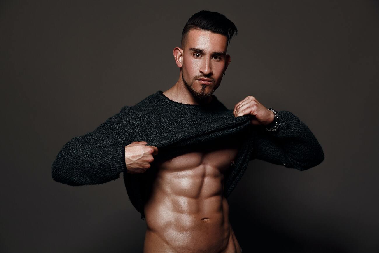 Only a bare torso! Why don't the most stylish men wear shirts?