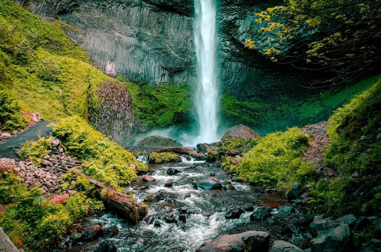 Incredible waterfalls that flow in the opposite direction - from bottom to top