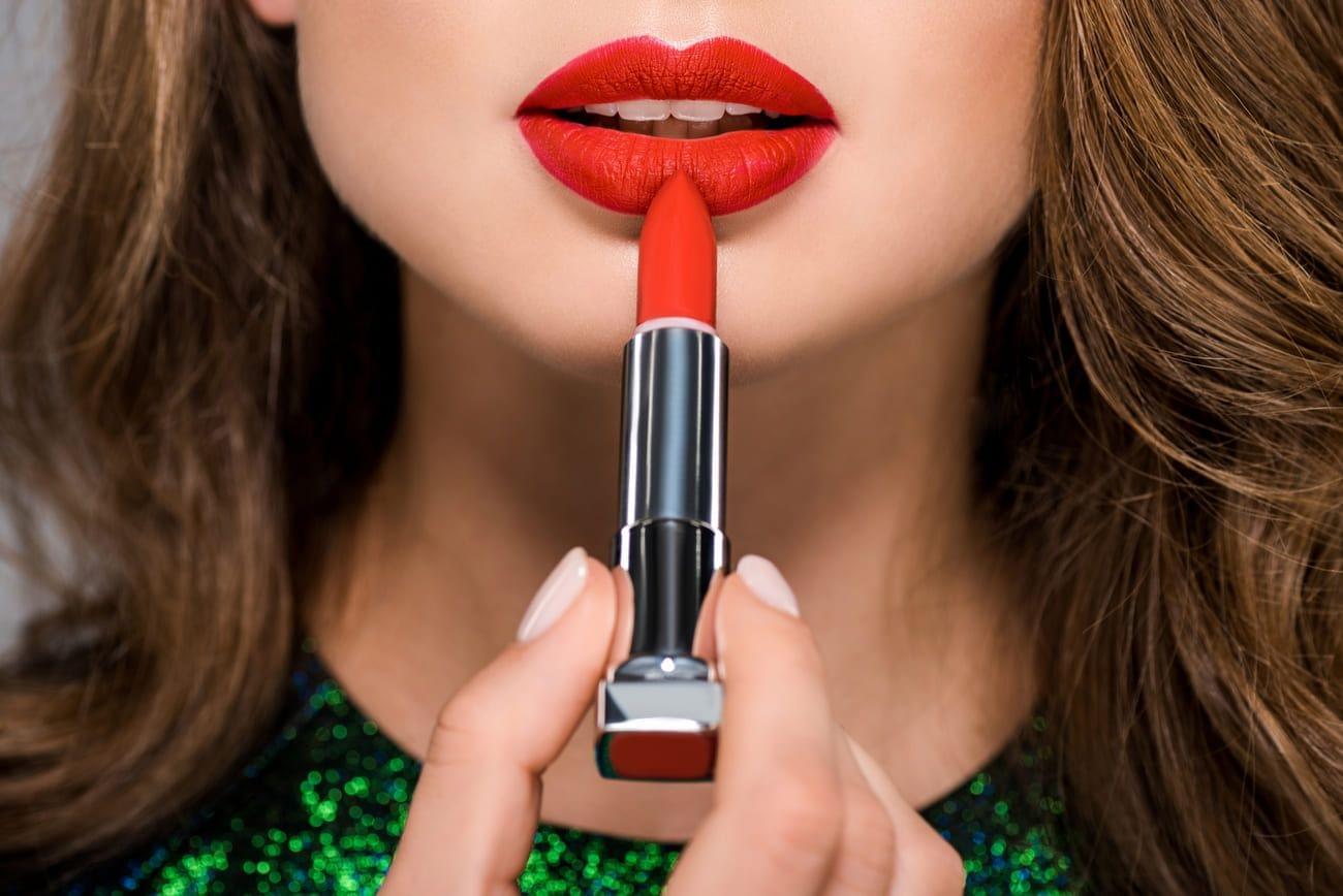 Red lipstick brings a lot of money and other amazing facts about this type of cosmetic