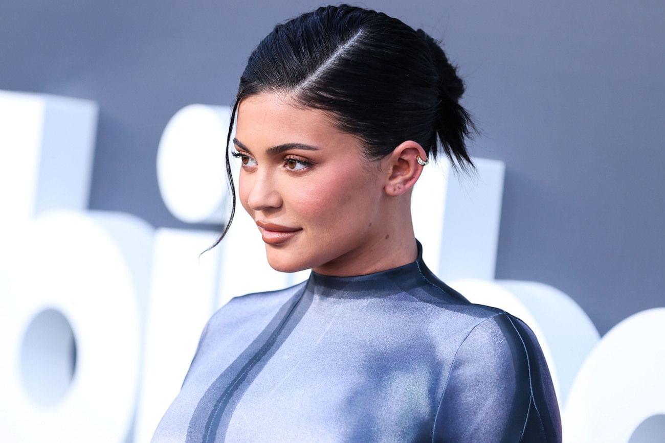 Kylie Jenner teaches how to quickly get rid of acne. It's very easy!