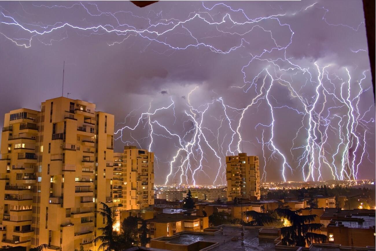 In which country there are almost no thunderstorms and other incredible facts about this natural phenomenon