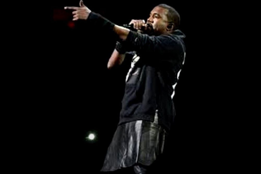 Is it stylish? Courageous men in skirts and dresses Eazeax