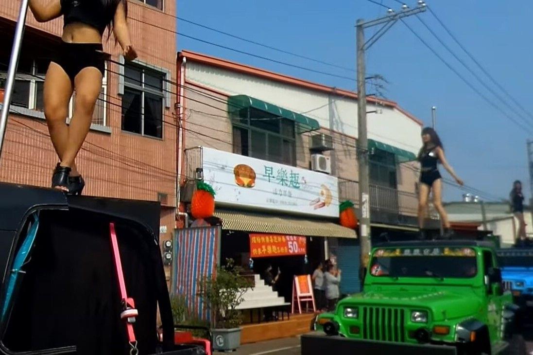 танець на похоронах.jpg?format=webp